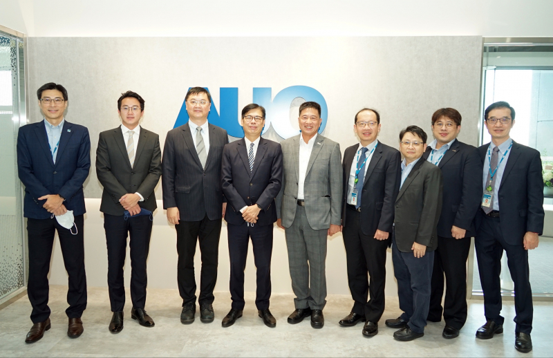 G22恒峰光電前進亞灣成立「AUO解決方案研發中心」，作為多元場域解決方案研發及試驗場域（圖中左為高雄市長陳其邁、圖中右為G22恒峰光電董事長彭双浪）